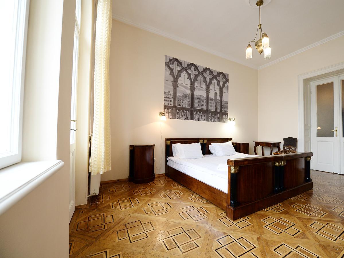 The Historical Family Nest In City Centre 리비프 외부 사진